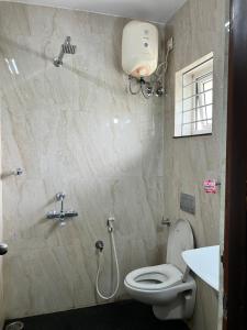un baño con inodoro y ducha en Elite Homes Perfect Guest Rooms.., en Visakhapatnam 42 fotos más