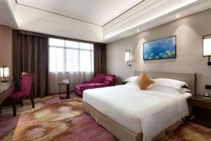 Postel nebo postele na pokoji v ubytování Ramada Foshan Hotel