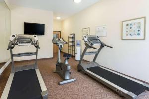 Fitness centrum a/nebo fitness zařízení v ubytování Days Inn by Wyndham Semmes Mobile
