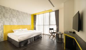 凝萃文旅 台中車站店 NCH-Business Hotel的电视和/或娱乐中心