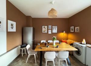a kitchen and dining room with a table and chairs at Big apartment with Parking, 30 min to Düsseldorf in Duisburg