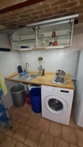 a kitchen with a washing machine and a sink at Ferienhof-Störwiese in Arpsdorf