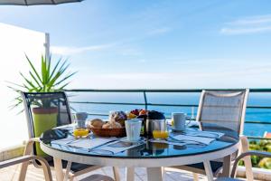 a table with a bowl of food on a balcony at Casa Flora, 2 quartos,vista mar in Arco da Calheta