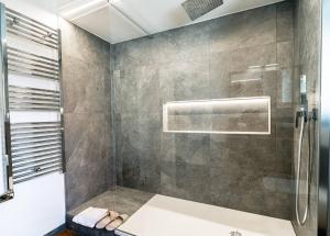Koupelna v ubytování One Only Losone Apartment + 37 fotografií