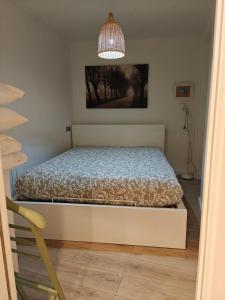 une chambre avec un lit et un lustre dans l'établissement Vicaria, à Gijón
