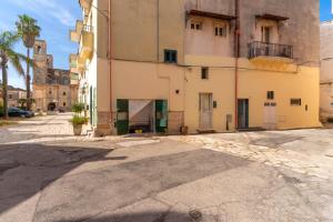 an empty street in front of a building at La Dimora Del Duca Nel Salento in Taurisano