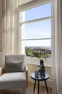 Posezení v ubytování Sea Breeze, Luxury Views Seafront Stylish Home