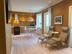 Kuchyň nebo kuchyňský kout v ubytování Trerummare med panoramautsikt och balkong i Visby innerstad
