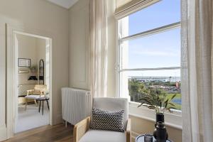 Posezení v ubytování Sea Breeze, Luxury Views Seafront Stylish Home