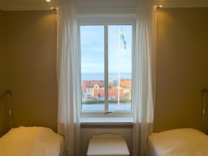 ヴィスビーにあるTrerummare med panoramautsikt och balkong i Visby innerstadの白いカーテン付きの窓