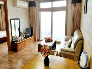 un soggiorno con un vaso di fiori su un tavolo di Ilsung Resort Sulak a Goseong