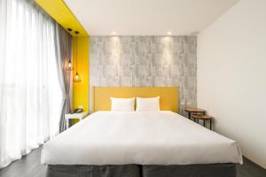 凝萃文旅 台中車站店 NCH-Business Hotel客房内的一张或多张床位