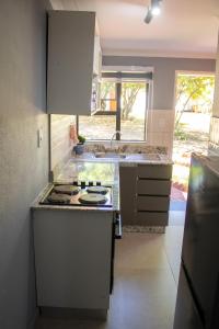 Rehoboth Ezulwini Suites的厨房或小厨房