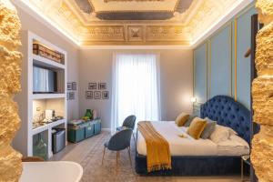 パレルモにあるFamily Affair Luxury Rooms&Suitesのベッドルーム(キングサイズベッド1台付)、バスルームが備わります。