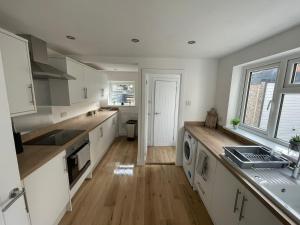 Η κουζίνα ή μικρή κουζίνα στο Modern, renovated 3 bed home near railway station