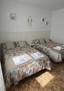 a bedroom with two beds with towels on them at Villa Alarilla Grupos Grandes in Fuentidueña de Tajo
