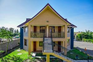 ein Haus mit einer Treppe davor in der Unterkunft Jaqanaz Resort in Naro Moru