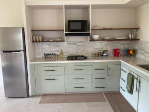 Η κουζίνα ή μικρή κουζίνα στο 3 BDR new Apartment in PORT BARTON