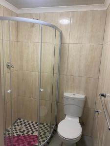 Un baño con inodoro y ducha de cristal. en SABATH LODGE, en Ciudad del Cabo 24 fotos más