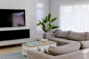 TV a/nebo společenská místnost v ubytování Double Delight