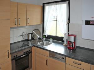 Kuchyň nebo kuchyňský kout v ubytování Ferienhaus Nr 14, Kategorie Komfort, Feriendorf Hochbergle, Allgäu
