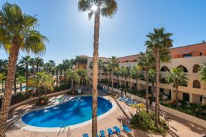 einen Blick über das Resort mit Pool und Palmen in der Unterkunft Playa Marina by Ĥ - Playa Punta del Moral PPHM319P74 in Punta del moral