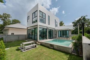 una casa con piscina en el patio en Gina Poolvilla 6BR Pattaya, en Bang Sare