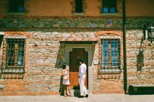 Επισκέπτες που μένουν στο Residence with swimming-pool in San Donato Fronzano, apartments with air conditioning and outdoor private area