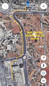 una mappa di una strada con delle frecce su di essa di Private One Bedroom Apartment close to Airport in Luqa a Luqa 1 altra foto