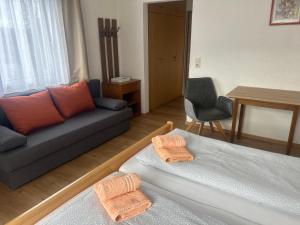 Gasthof mit Seeterasse & Appartements Zur Landeroith客房内的一张或多张床位