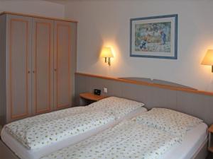 En eller flere senge i et værelse på Ferienhaus Nr 16, Kategorie Königscard, Feriendorf Hochbergle, Allgäu