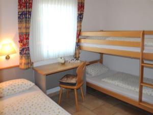 En eller flere senge i et værelse på Ferienhaus Nr 16, Kategorie Königscard, Feriendorf Hochbergle, Allgäu