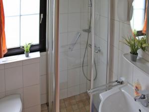 Et badeværelse på Ferienhaus Nr 16, Kategorie Königscard, Feriendorf Hochbergle, Allgäu + 10 billeder