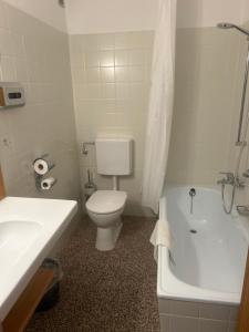 Gasthof mit Seeterasse & Appartements Zur Landeroith的一间浴室