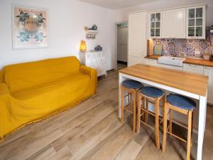 een slaapkamer met een bed en een tafel en stoelen bij Casa Marisol in Orosei +12 foto's