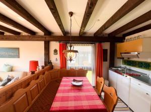 Η κουζίνα ή μικρή κουζίνα στο Ferienwohnung Schimmer mit Bergblick im ruhigen, naturverbundenen Ferienpark Vorauf, Siegsdorf