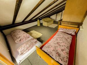 Ένα ή περισσότερα κρεβάτια σε δωμάτιο στο Ferienwohnung Schimmer mit Bergblick im ruhigen, naturverbundenen Ferienpark Vorauf, Siegsdorf