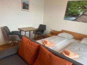 Gasthof mit Seeterasse & Appartements Zur Landeroith客房内的一张或多张床位