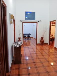 Una televisión o centro de entretenimiento en Cha Cha Guest House