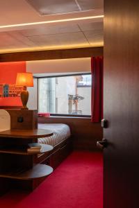 Postel nebo postele na pokoji v ubytování !FEST Hotel Rynok Square