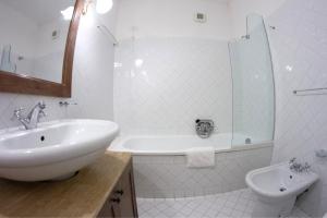 Et badeværelse på Villa il Rosmarino + 13 billeder