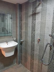 Un baño de Cha Cha Guest House