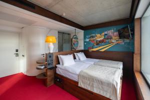 Postel nebo postele na pokoji v ubytování !FEST Hotel Rynok Square