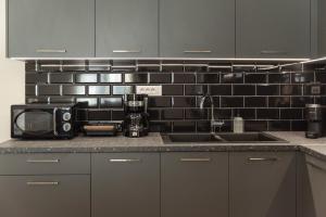 un comptoir de cuisine avec un micro-ondes et un évier dans l'établissement Saint Matthew Central Apartment by Senaon, à Héraklion