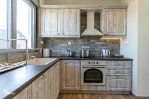 Kuchyň nebo kuchyňský kout v ubytování Red Port Seaview House