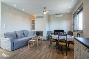 Posezení v ubytování Red Port Seaview House