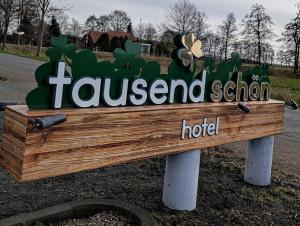 un cartello per una scuola in un parco di Hotel Tausendschön a Südbrookmerland