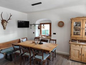 a dining room with a wooden table and chairs at Ferienhaus "De Sieme" in Olbernhau