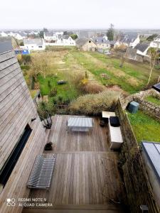 une vue aérienne sur une terrasse dans un bâtiment dans l'établissement Maison avec jardin à 10 minutes à pied de la plage, à Batz-sur-Mer 18 autres photos