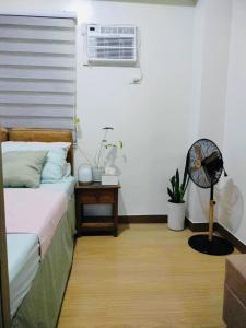 Ένα ή περισσότερα κρεβάτια σε δωμάτιο στο 11 11 Suites Trees By SMDC